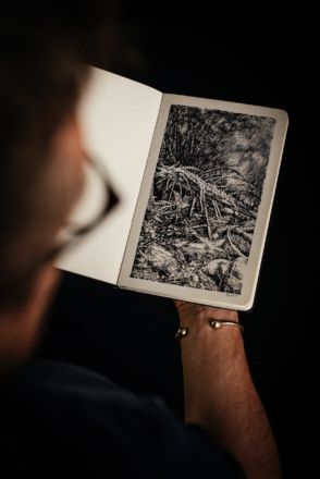 "Urwald von morgen #2
Encre de Chine sur papier Moleskine
13 x 21 cm
2019 Oliver Kramer, art, photo