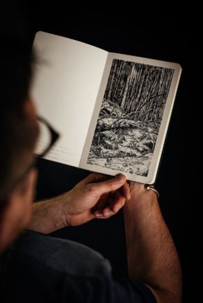 "Urwald von morgen #3"
Encre de Chine sur papier Moleskine
13 x 21 cm
2019 Emmanuel Henninger, art, dessin