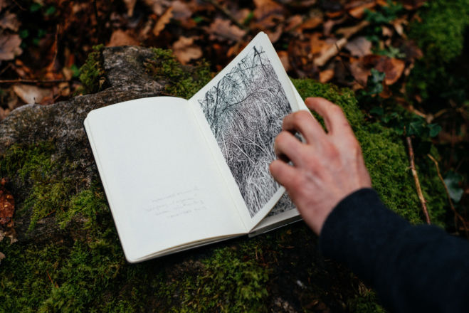 "Urwald von morgen #7"
Encre de Chine sur papier Moleskine
13 x 21 cm
2019 Emmanuel Henninger, Art, artiste, book, Oliver Kramer,dessin