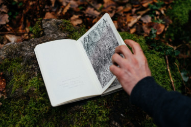 "Urwald von morgen #7"
Encre de Chine sur papier Moleskine
13 x 21 cm
2019 Emmanuel Henninger, Art, artiste, book, Oliver Kramer,dessin