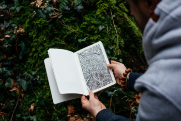 "Urwald von morgen #9"
Encre de Chine sur papier Moleskine
13 x 21 cm
2019 Urwald, Emmanuel Henninger, Oliver Kramer, forêt noire, book, esquisse, dessin