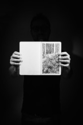 "Urwald von morgen #4"
Encre de Chine sur papier Moleskine
13 x 21 cm
2019 Emmanuel Henninger, Art, dessin, paysage, forêt, nature, Oliver Kramer,allemagne