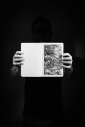 "Urwald von morgen #2"
Encre de Chine sur papier Moleskine
13 X 21 cm
2019 Emmanuel Henninger, Photo, Oliver Kramer, Photoshooting